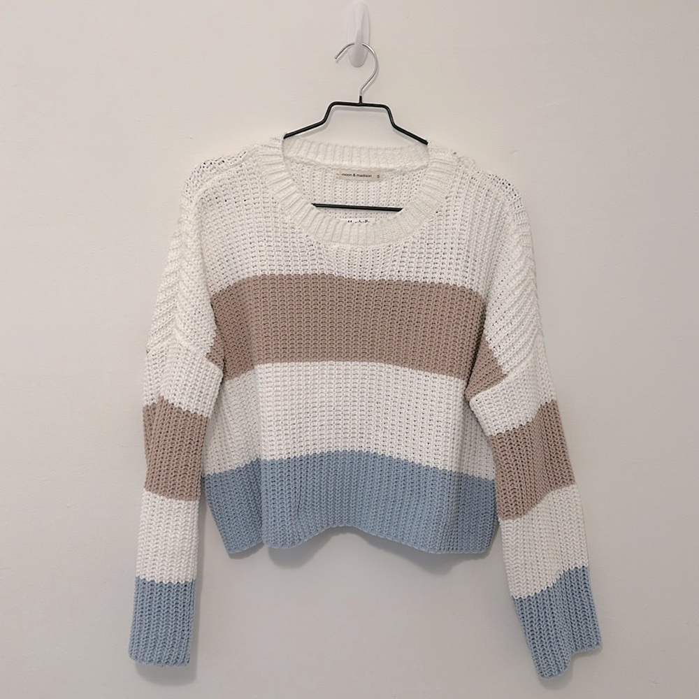 Stylish winter knitted sweater. Colorful twist in a classic look ❄️